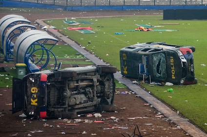 Più di 180 i morti registrati durante una partita di calcio in Indonesia 6