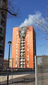 Milano, incendio a Quarto Oggiaro: brucia un palazzo 3