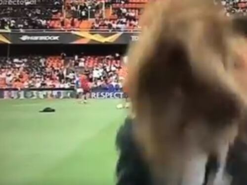 Incidente in diretta tv: la pallonata colpisce la giornalista sportiva