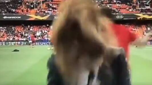 Incidente in diretta tv: la pallonata colpisce la giornalista sportiva