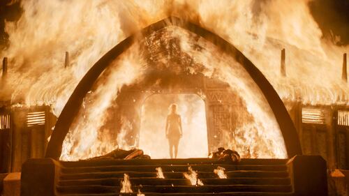 Emilia Clarke, nuda tra le fiamme 1