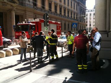 L'arrivo dei vigili del fuoco fuori da via Negri 7