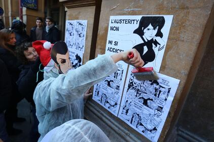 Sciopero: 4 cortei a Bologna. Lancio di letame e uova contro banche e sede Ncd 5
