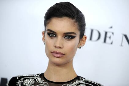 Trasparenze, spacco e strascico: il look di Sara Sampaio 4