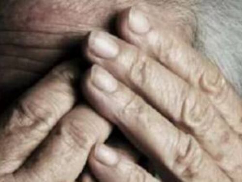 Maltrattava il nonno da 3 anni, denunciato 26enne reggiano