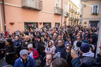 La folla all'esterno della chiesa in cui fu rinvenuto il corpo di Elisa Claps 6