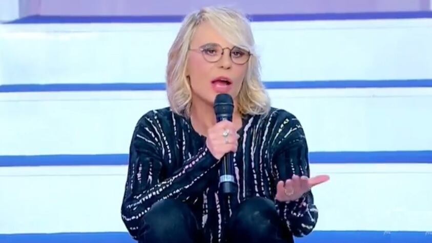 Maria De Filippi si infuria con Armando: "Basta! Sei un cretino"