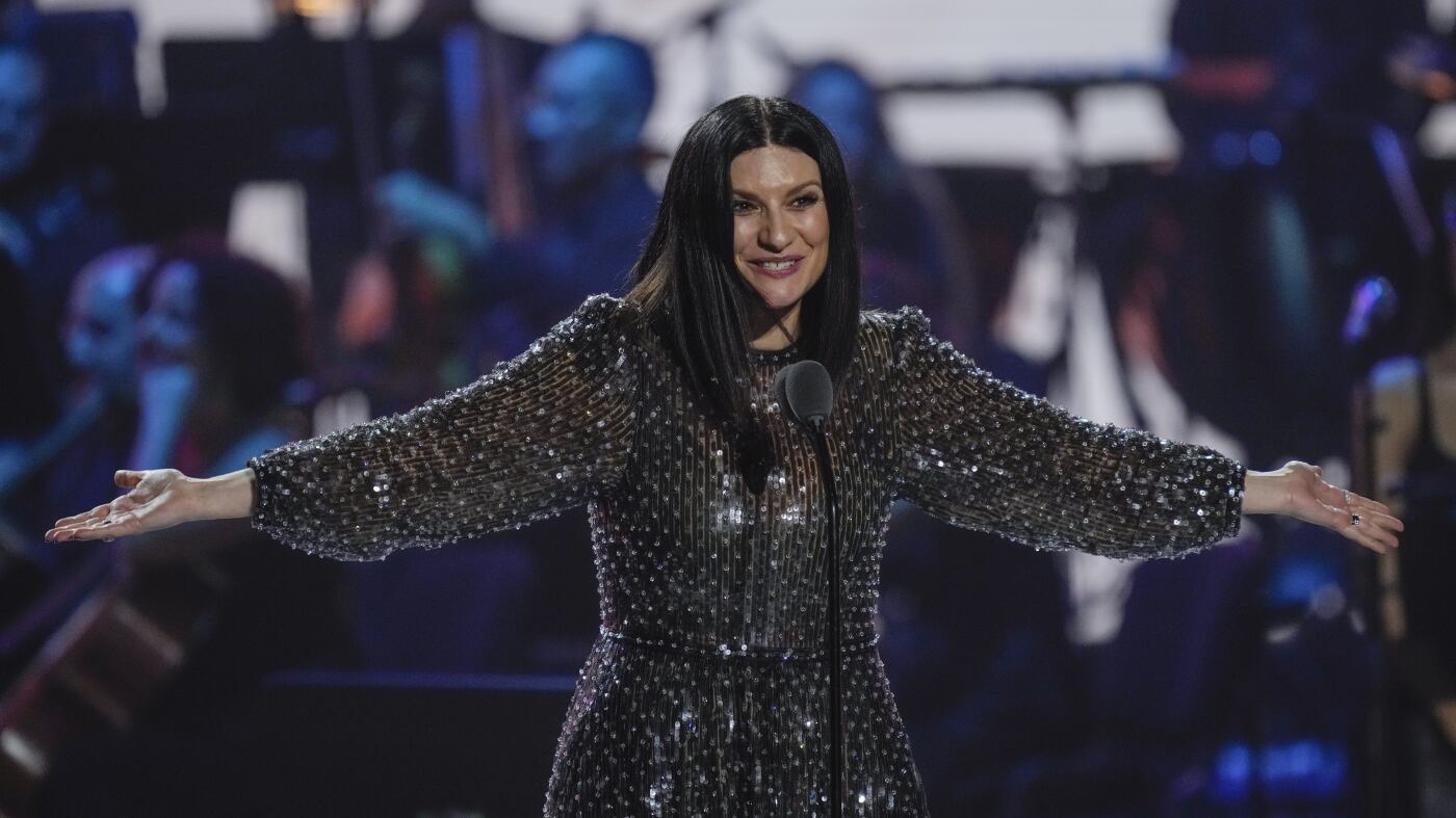 Festival di Sanremo, Conti svela la co-conduttice: scelta Laura Pausini