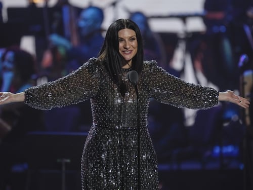 Festival di Sanremo, Conti svela la co-conduttice: scelta Laura Pausini