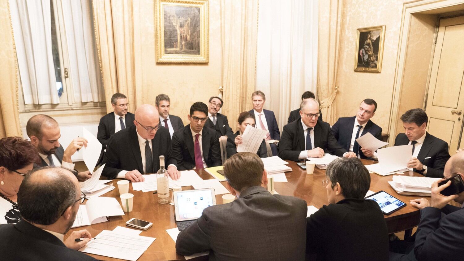 Mes, ancora alta tensione nel governo: i grillini ribelli minacciano lo strappo