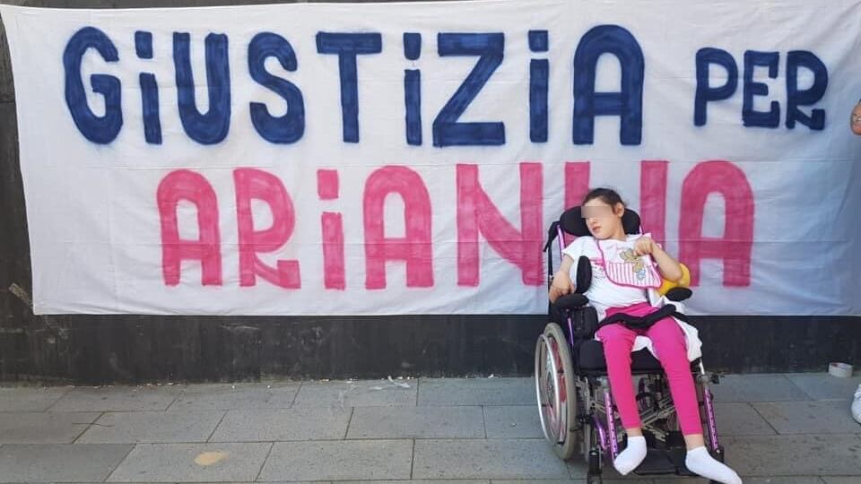 La "bimba di legno" ottiene giustizia: Arianna Manzo risarcita con oltre 3 milioni di euro