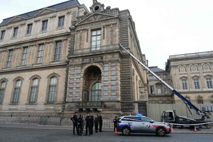 Ecco il montacarichi usato dai ladri per la rapina al Louvre: guarda le foto  4