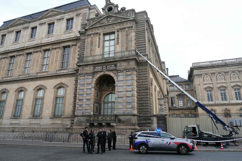 Ecco il montacarichi usato dai ladri per la rapina al Louvre: guarda le foto 4