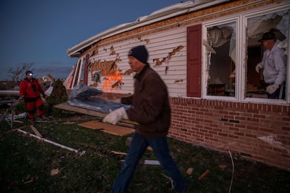 Gli Stati Uniti spazzati via dalla furia dei tornado 15