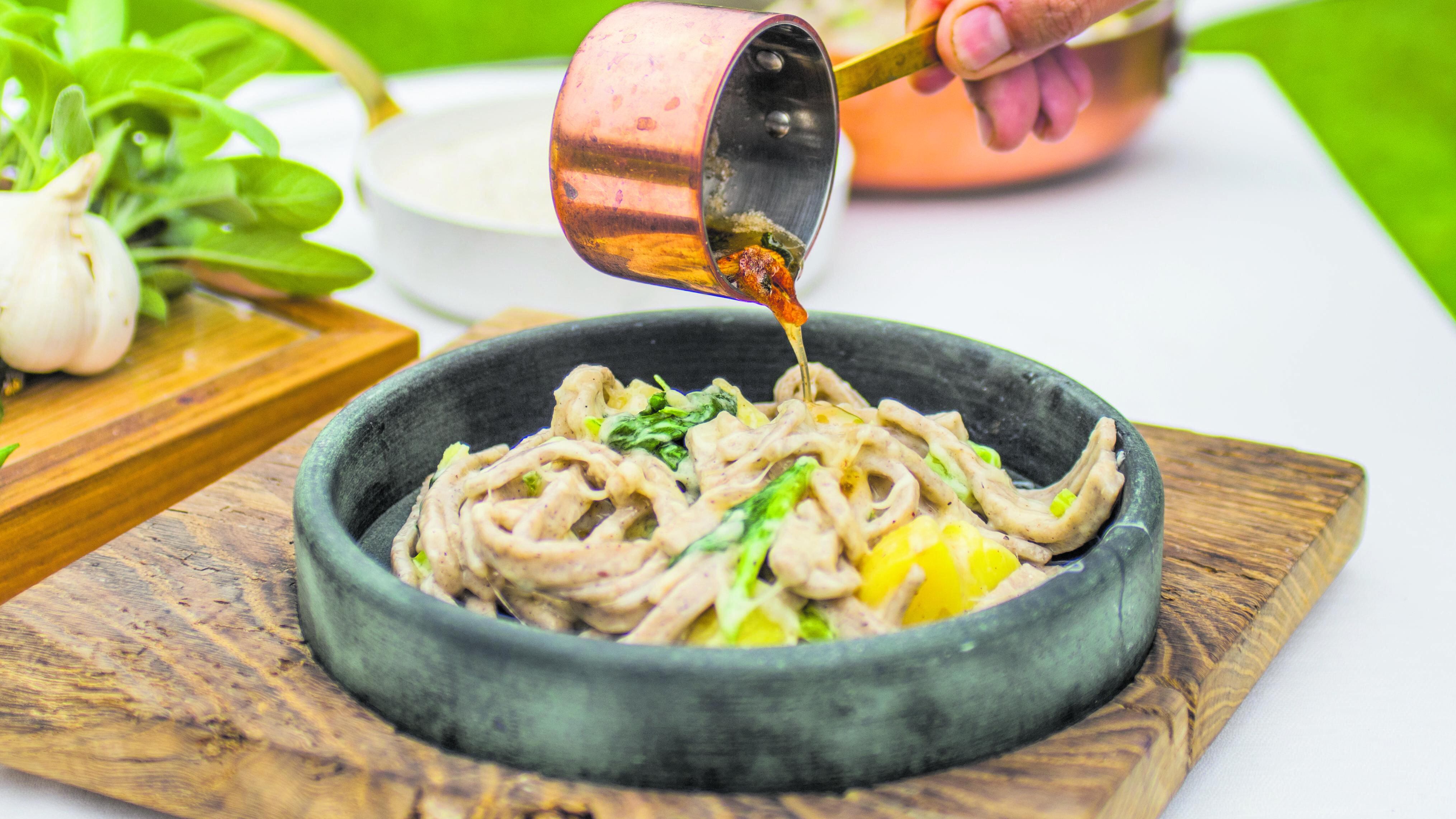 Nei "crotti" al lume di candela per gustare pizzoccheri e polenta taragna