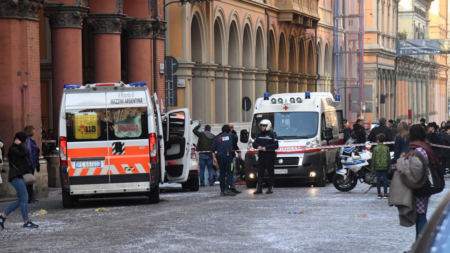 Bimbo morto cadendo dal carro di Carnevale: indagata anche la madre