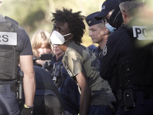 Sbarcati, ma non in Francia. Ma sulla mossa di Macron nessuna polemica