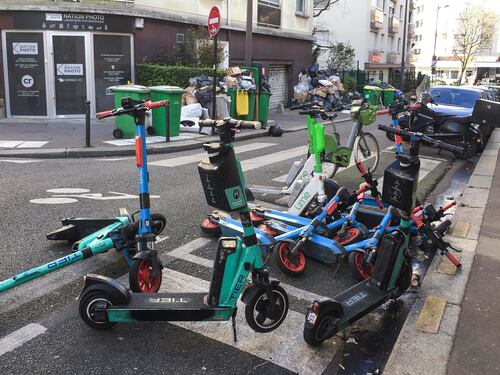 Duro schiaffo agli ultrà ecologisti: Parigi dice stop ai monopattini elettrici