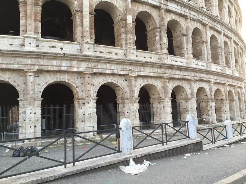 Il Colosseo della vergogna: turisti tra rifiuti ed escrementi 2