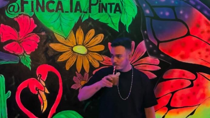 "Ha rovinato il castrismo". Chi è Sandro Castro, il nipote influencer di Fidel tra birra e balletti