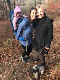 Il day after della Clinton: nel bosco con i cani 1