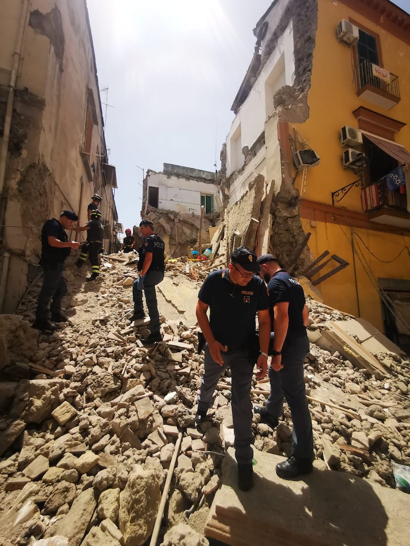 Crolla palazzina a Torre del Greco: le immagini dei soccorsi 1