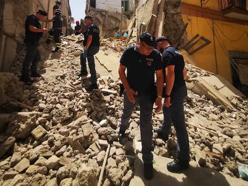 Crolla palazzina a Torre del Greco: le immagini dei soccorsi