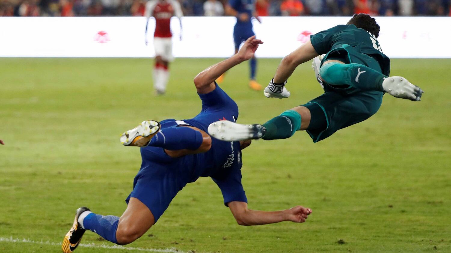 Chelsea, terribile scontro di gioco tra Pedro e Ospina