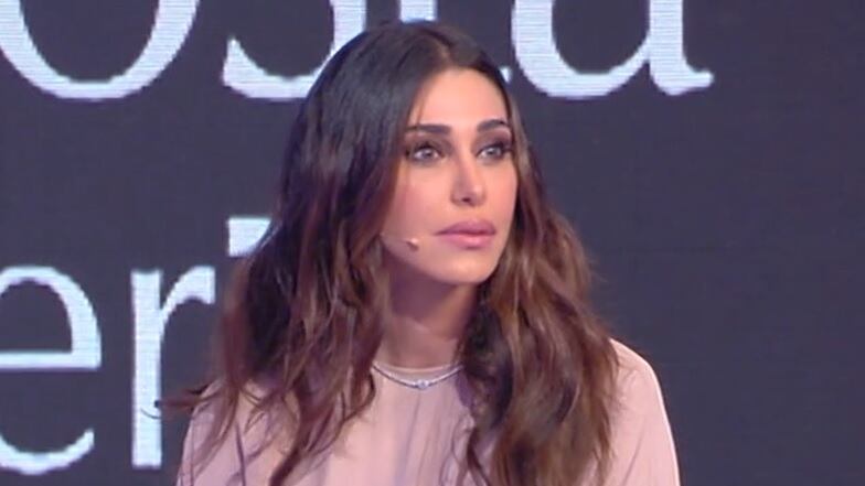 "Adesso arriva un ballerino". Belen reagisce così e la De Filippi ferma tutto