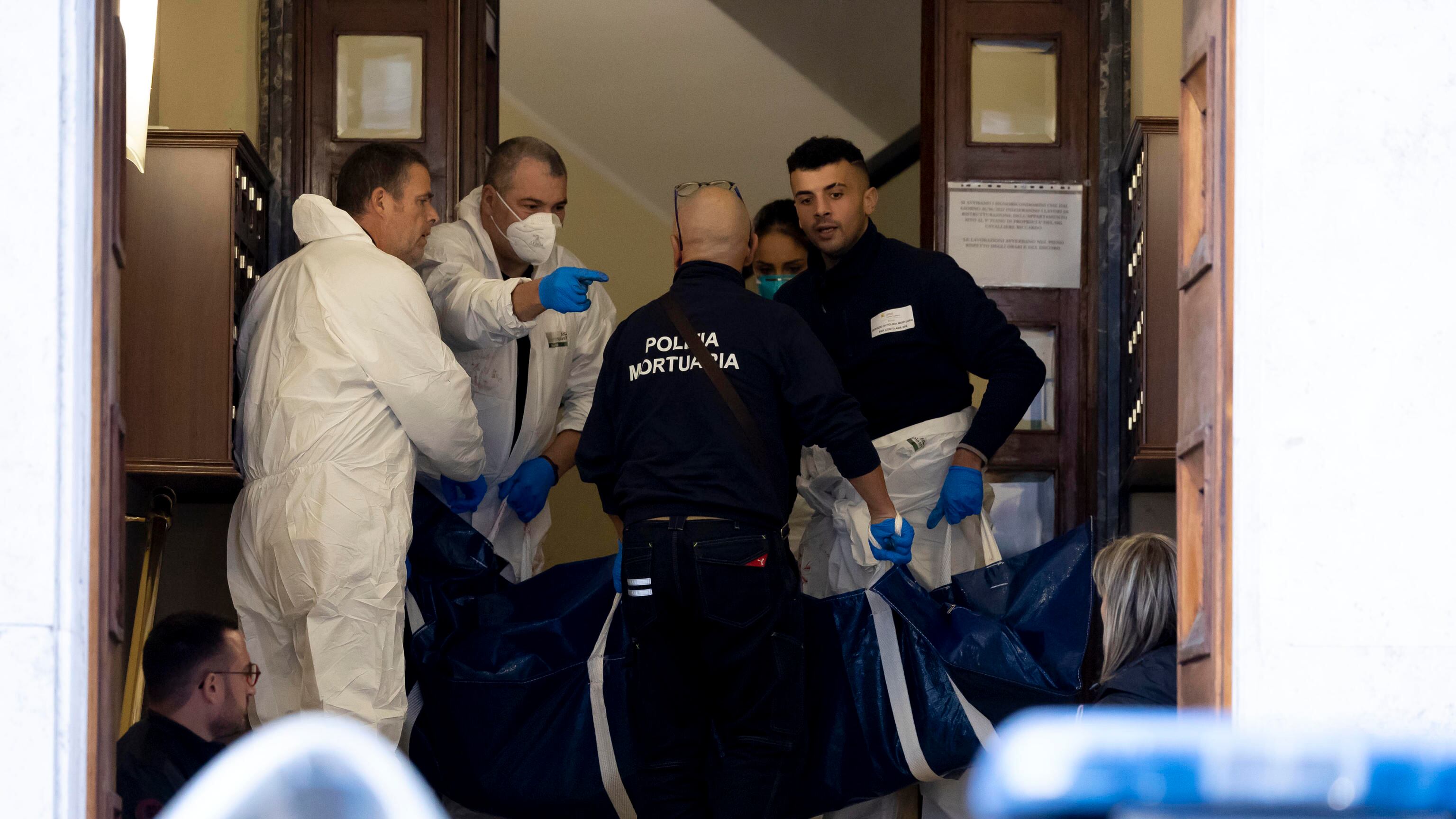 Donne uccise a Prati, interrogato un uomo legato al clan Senese: "Ha vestiti sporchi di sangue"