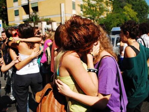Roma, scopre due compagne a fare sesso lesbo in bagno, 18enne minacciata per mesi
