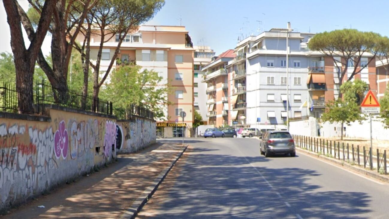 Paura a Roma, in fuga in auto dal campo nomadi: rom investono un agente della polizia locale