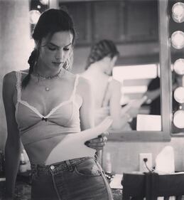 Alessandra Ambrosio, topless con ventaglio 5