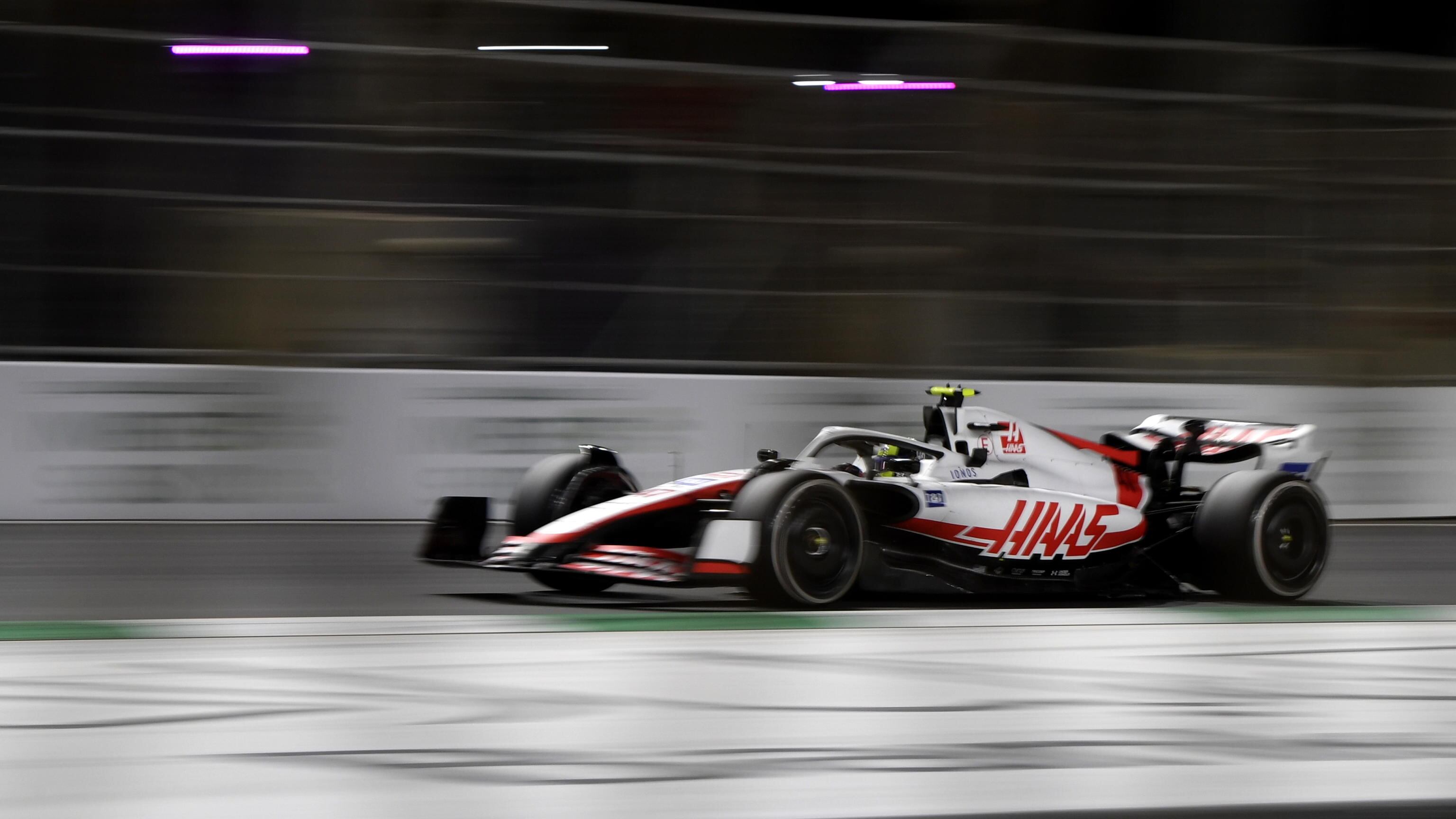 Mick Schumacher lascia la Ferrari e passa alla Mercedes: sarà il nuovo pilota di riserva