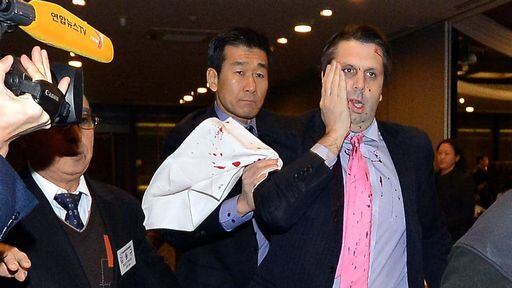 Sud Corea, ambasciatore americano aggredito da un uomo con un rasoio