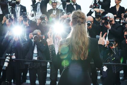 Il fascino di Barbara Palvin strega i fotografi a Cannes 9