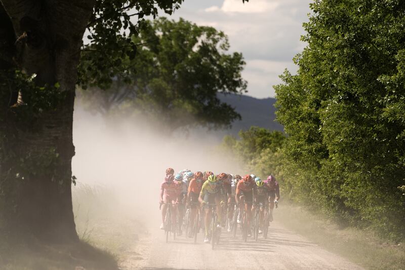 Giro 2024 tappa 6 sterrato gruppo