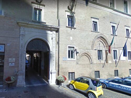 Macerata, aggressione nel bar e 3 agenti feriti: fermato 58enne