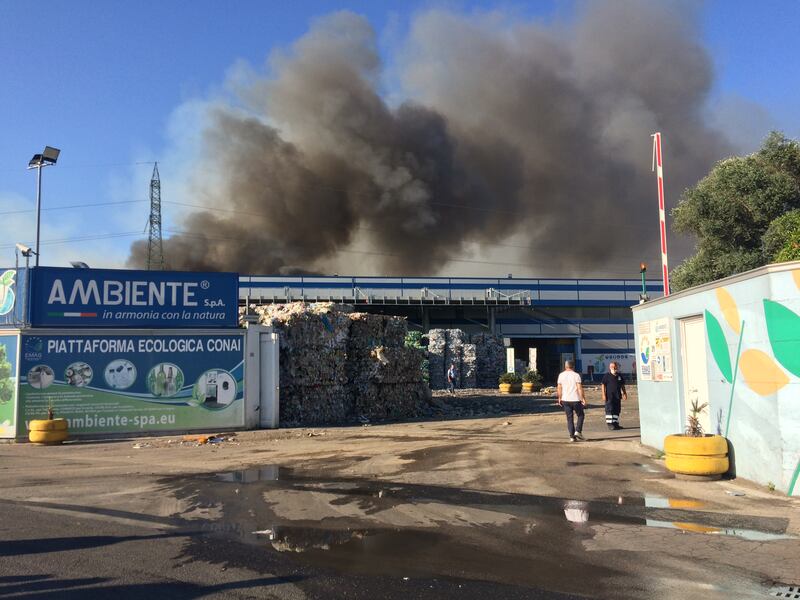 Balle di rifiuti a fuoco: maxi incendio in un'azienda  9