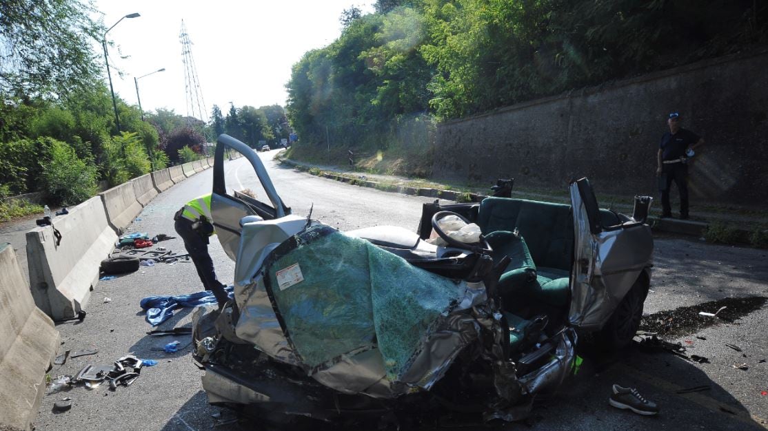 Incidente tra auto e bus: due giovanissimi morti e due feriti gravi
