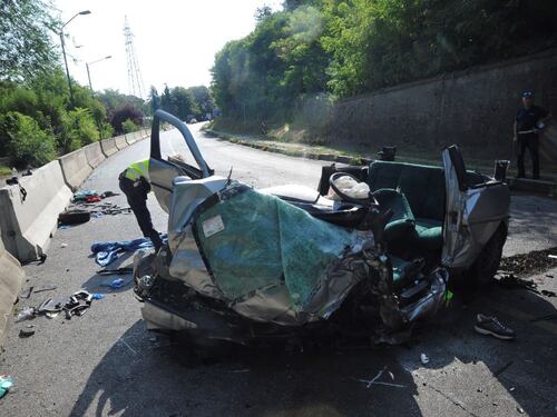 Incidente tra auto e bus: due giovanissimi morti e due feriti gravi