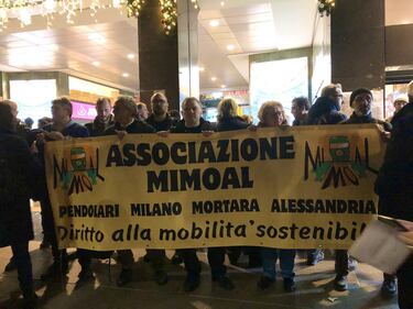 Milano, arriva la protesta dei pendolari: "#Adesso basta disservizi, cancellazioni e poca sicurezza" 1