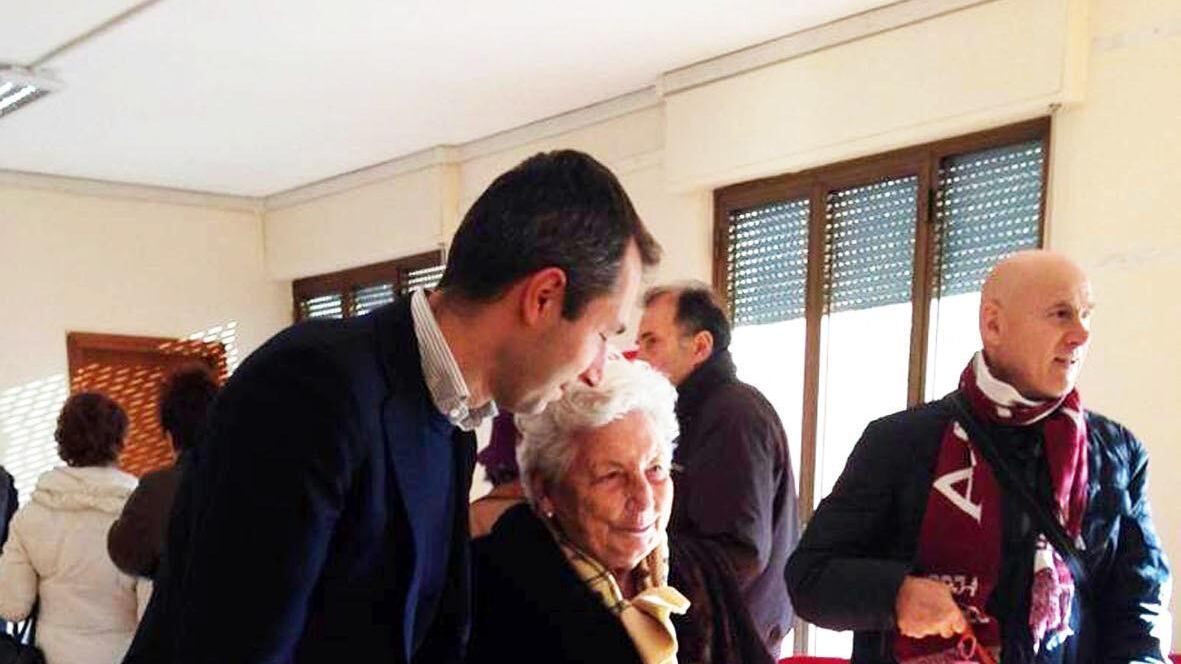 Prodi c'è, Franceschini sbaglia seggio E per Matteo vota anche nonna Maria