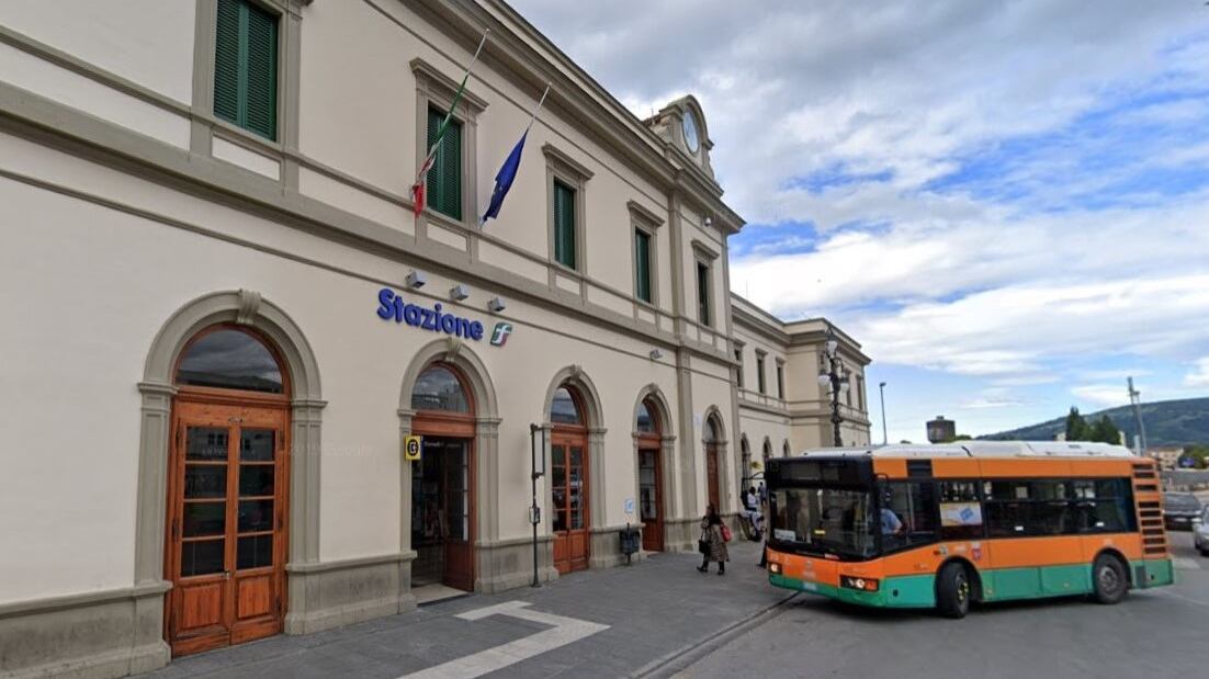 Pistoia, autista aggredito e bus danneggiato: fermati 5 stranieri