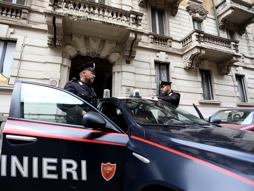 Roma, in tre accerchiano un turista e lo derubano