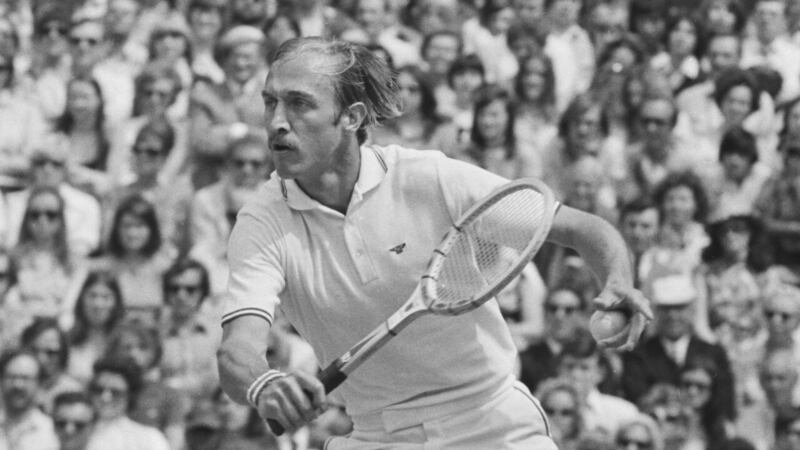 Stan Smith impegnato sull'erba di Wimbledon
