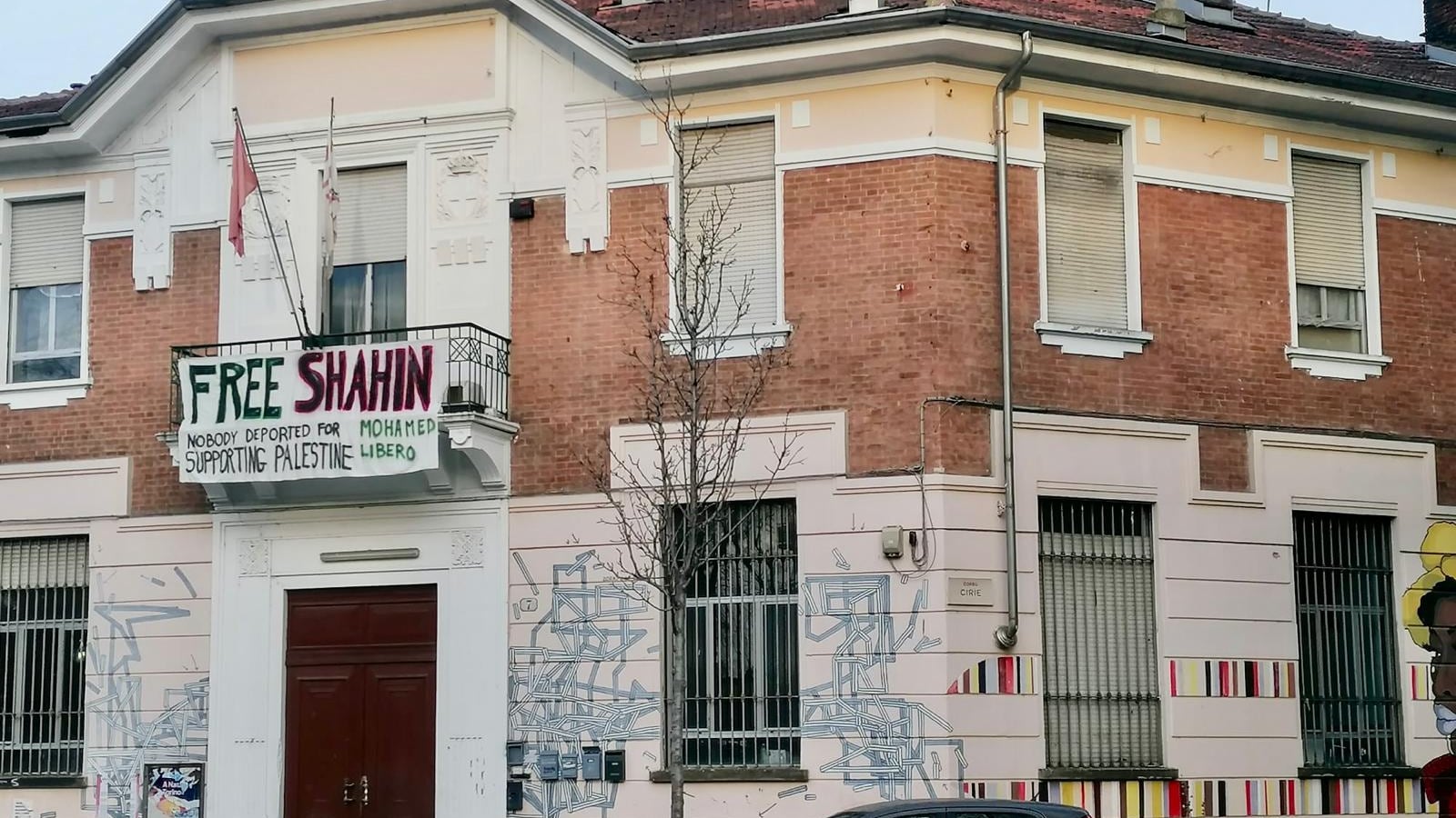Askatasuna liberato, ma la sua "succursale" è sempre okkupata. E spunta lo striscione per liberare l'imam di Torino