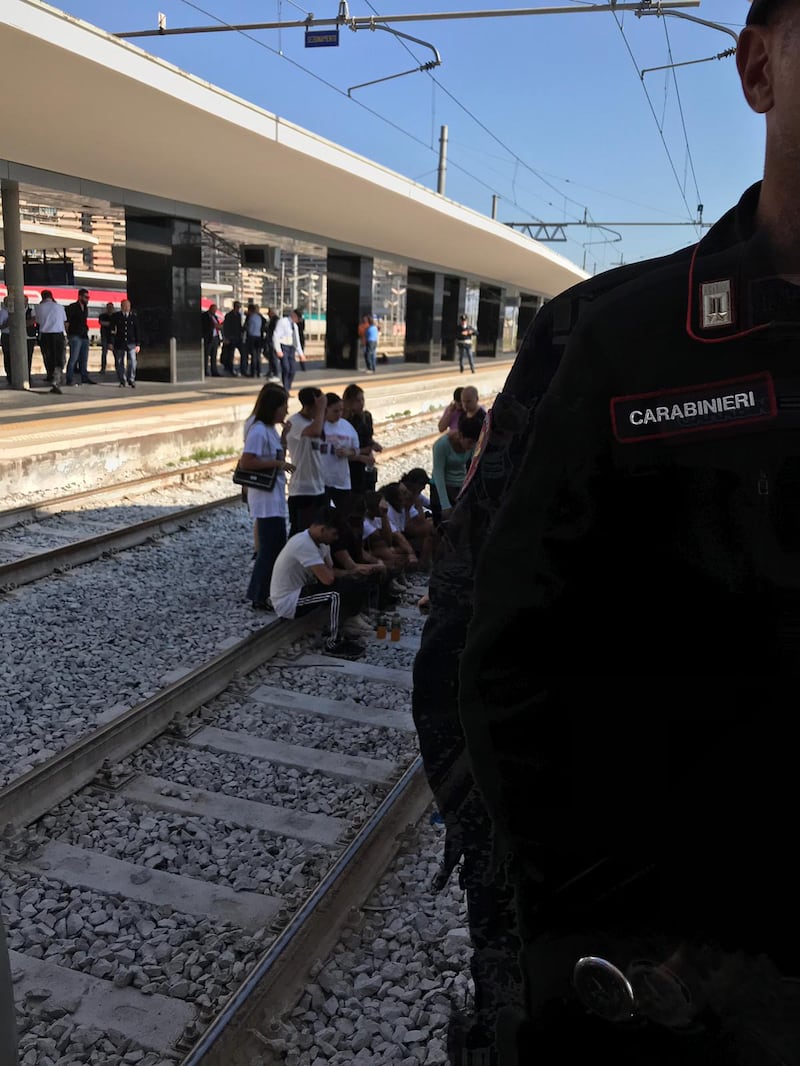 La stazione di Napoli ostaggio dei familiari degli italiani scomparsi in Messico 13