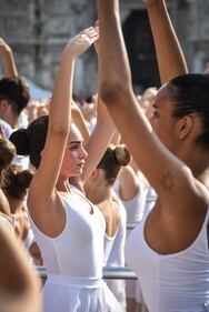 Il "Ballo in Bianco" in piazza Duomo 7