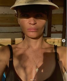 Helena Christensen seducente al sole  8